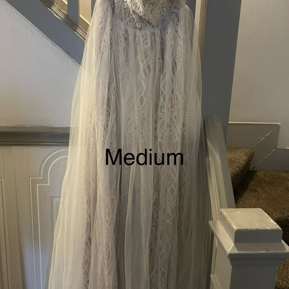 Elegant Lace and Tulle Gown - Medium